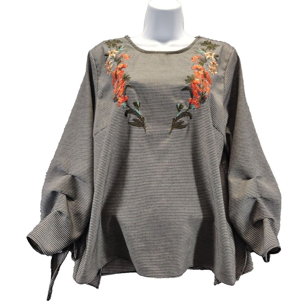 Sugarlips Womens Sz L Black White Top Floral Embroidery Long Flutter Sleeves